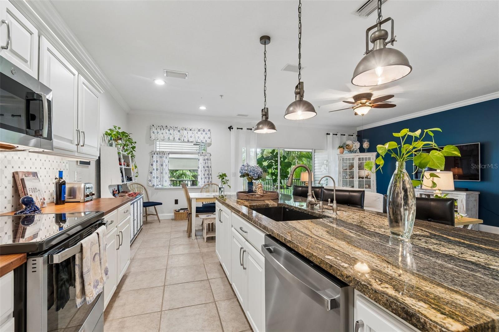 BAYSHORE TWNHS - Residential