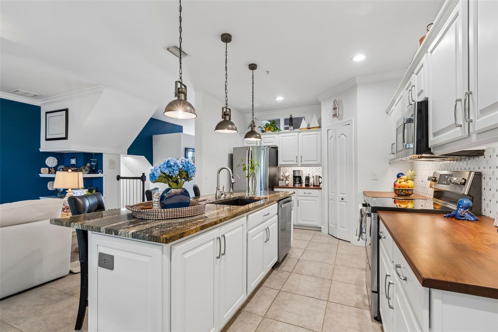 BAYSHORE TWNHS - Residential