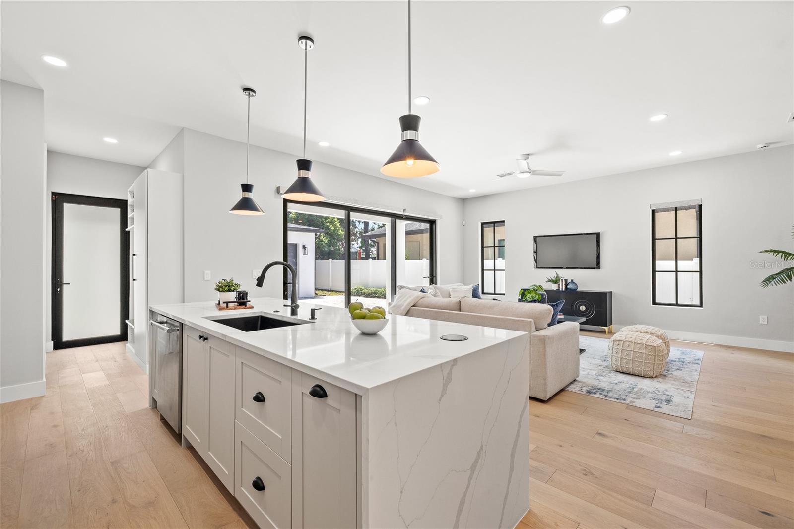 DOMAIN/CLOUSERS - Residential