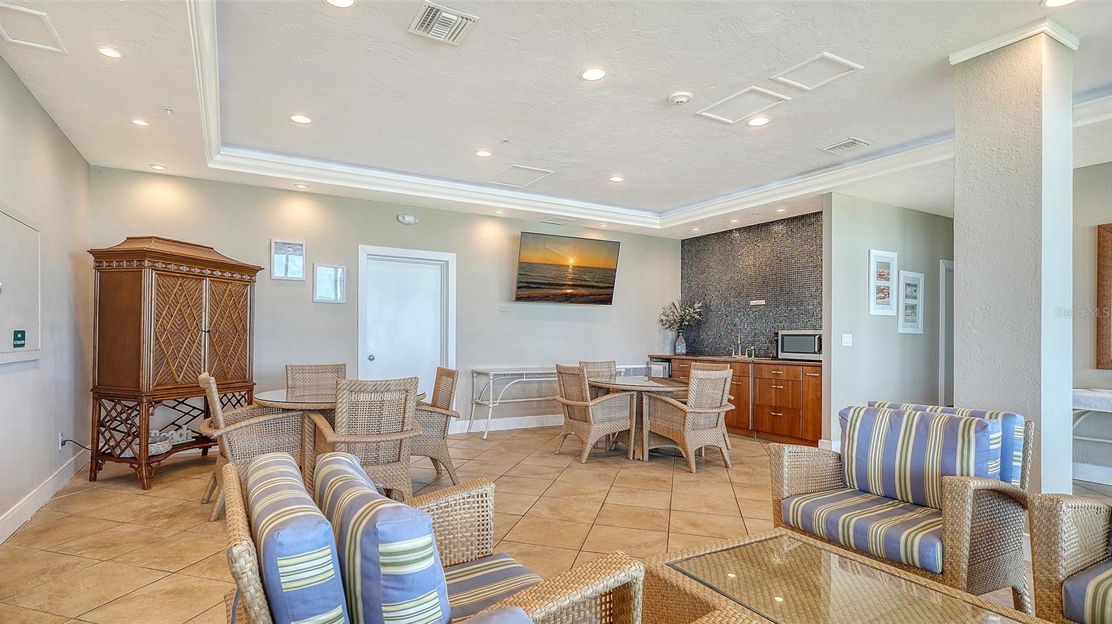 LONGBOAT BEACHCOMBER - Residential