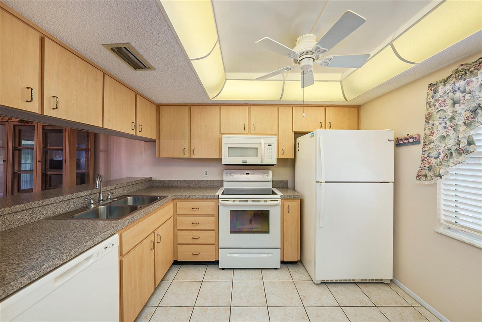 HOLIDAY LAKE VILLAS CONDO - Residential
