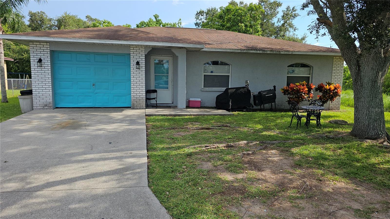 3-Bedroom, 2 bathroom home located in Palmetto. ASIS spacious layout with airy living area. Nice kitchen area with plenty cabinet space. Located close to shopping, dining and beaches. Tenant has a lease until the end of September 2025.