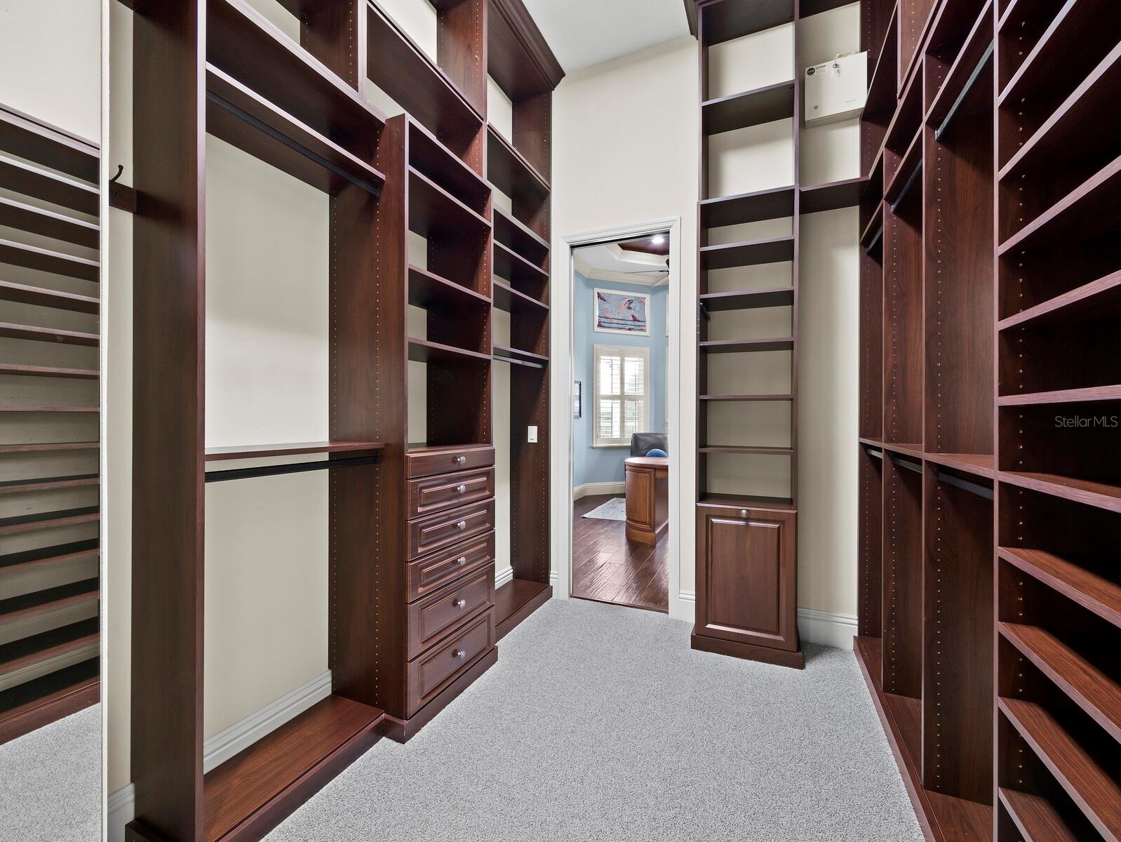 FOUNDERS CLUB - Residential