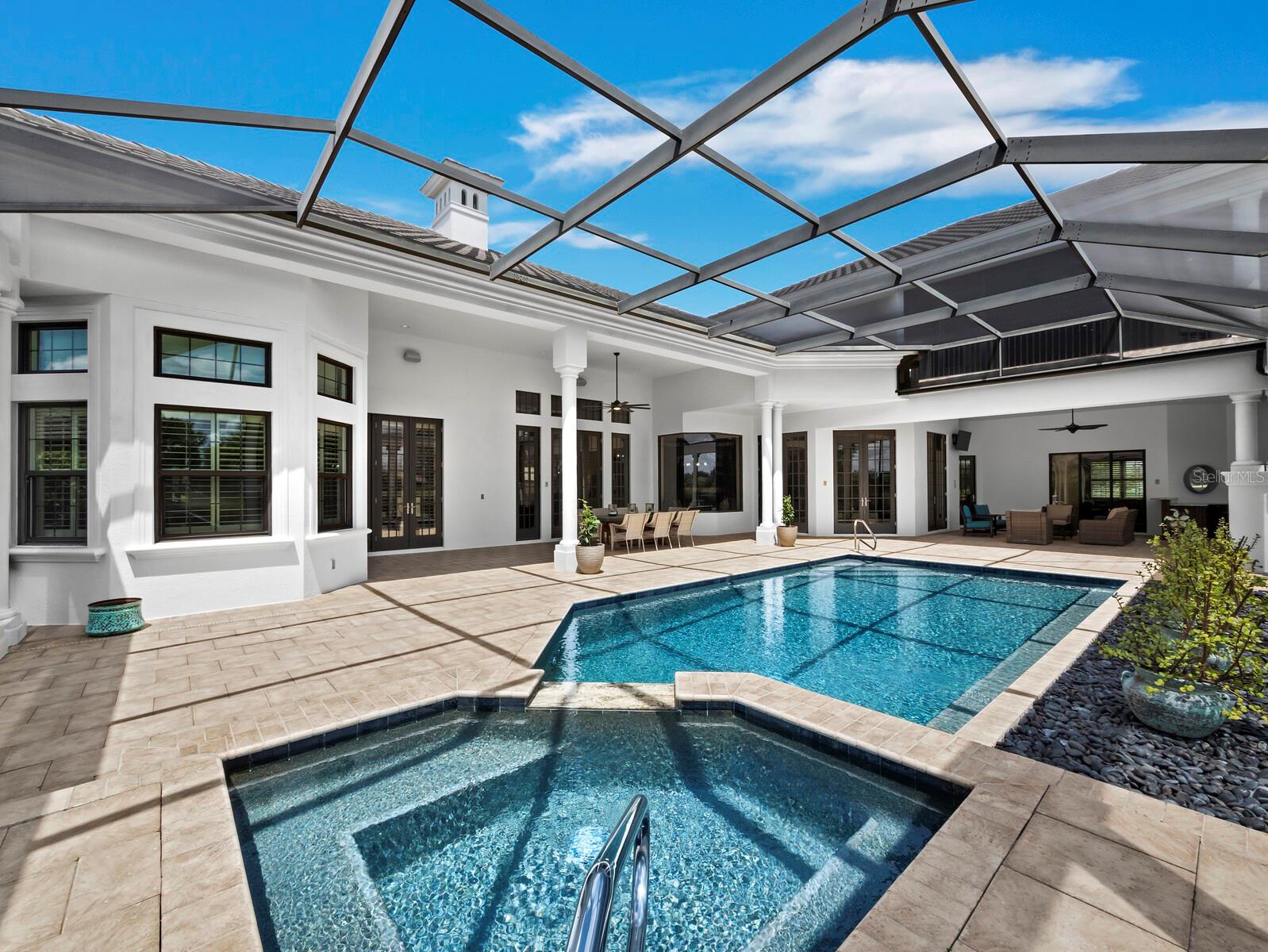 FOUNDERS CLUB - Residential