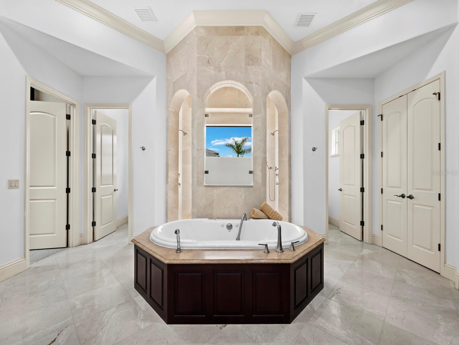 FOUNDERS CLUB - Residential