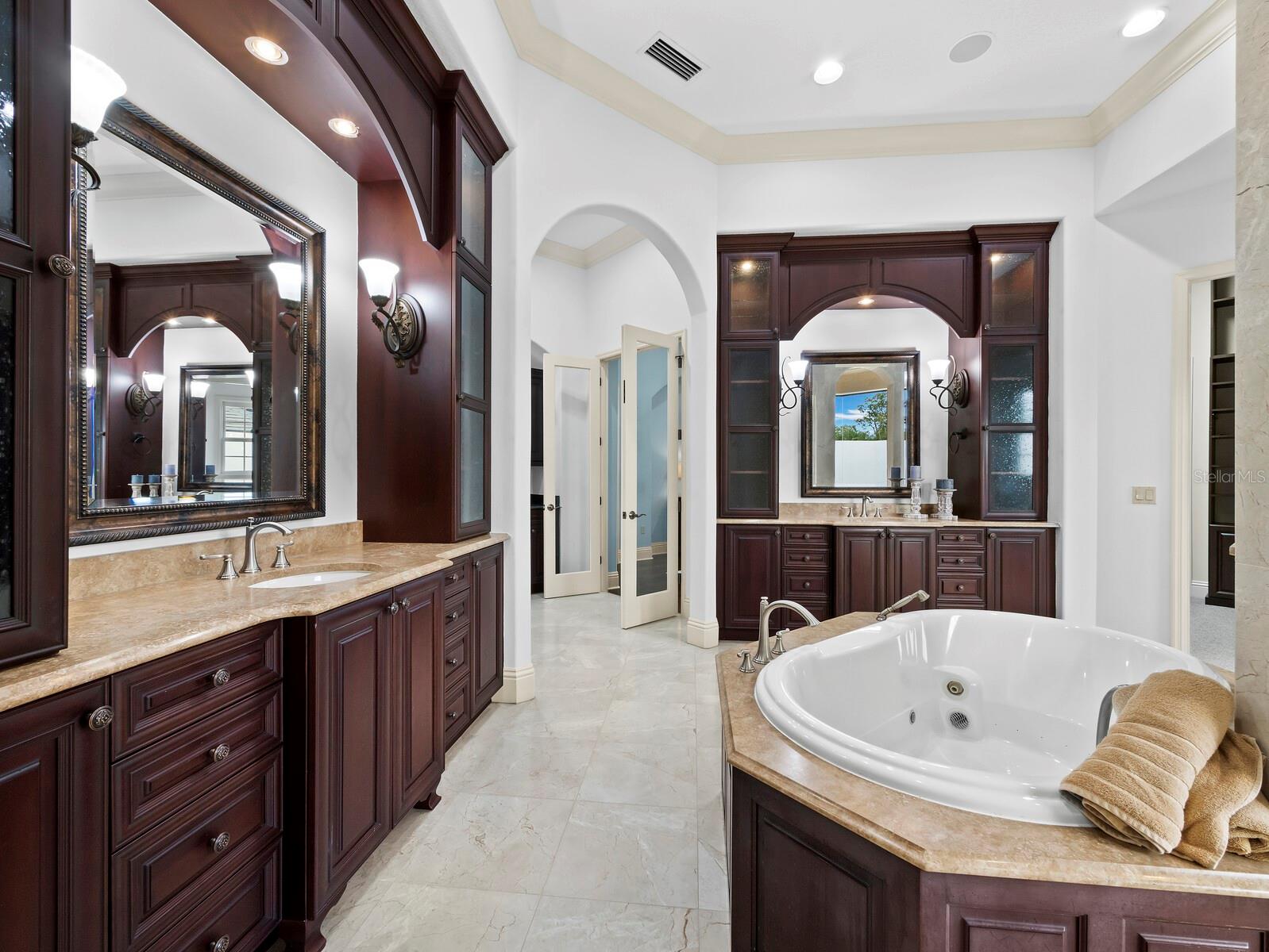 FOUNDERS CLUB - Residential