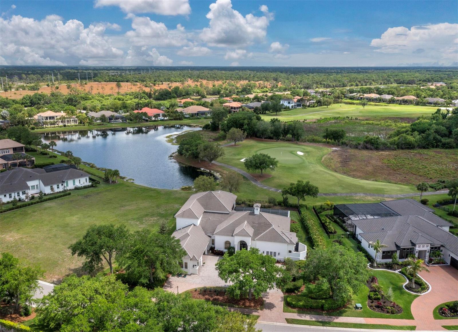 FOUNDERS CLUB - Residential