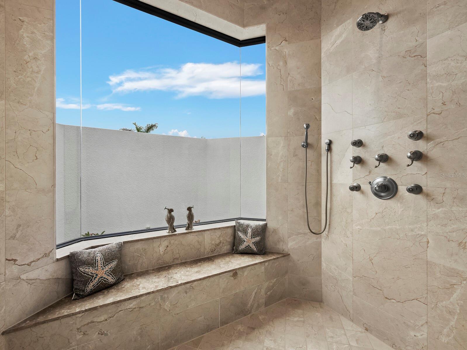 FOUNDERS CLUB - Residential