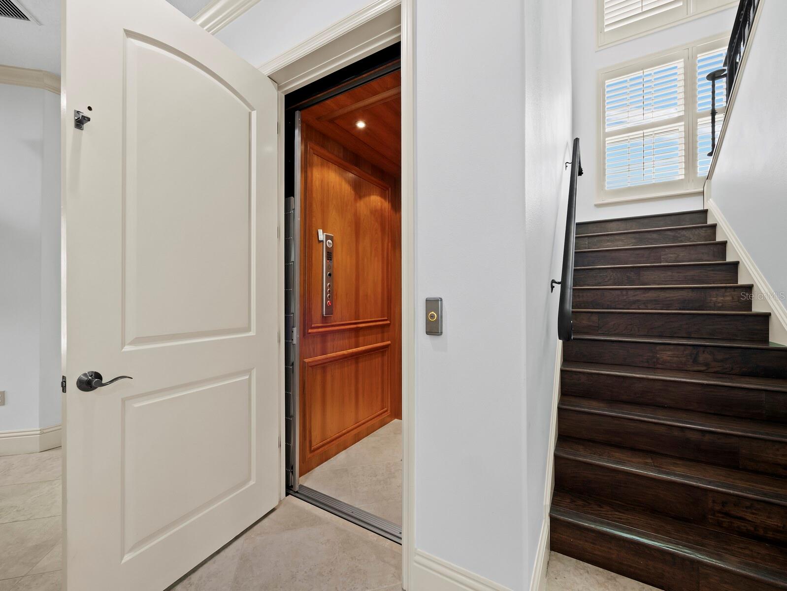 FOUNDERS CLUB - Residential