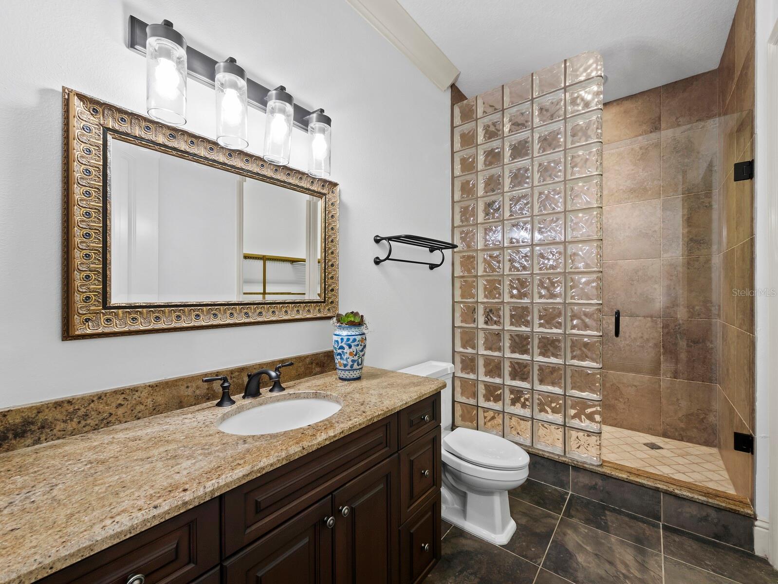 FOUNDERS CLUB - Residential