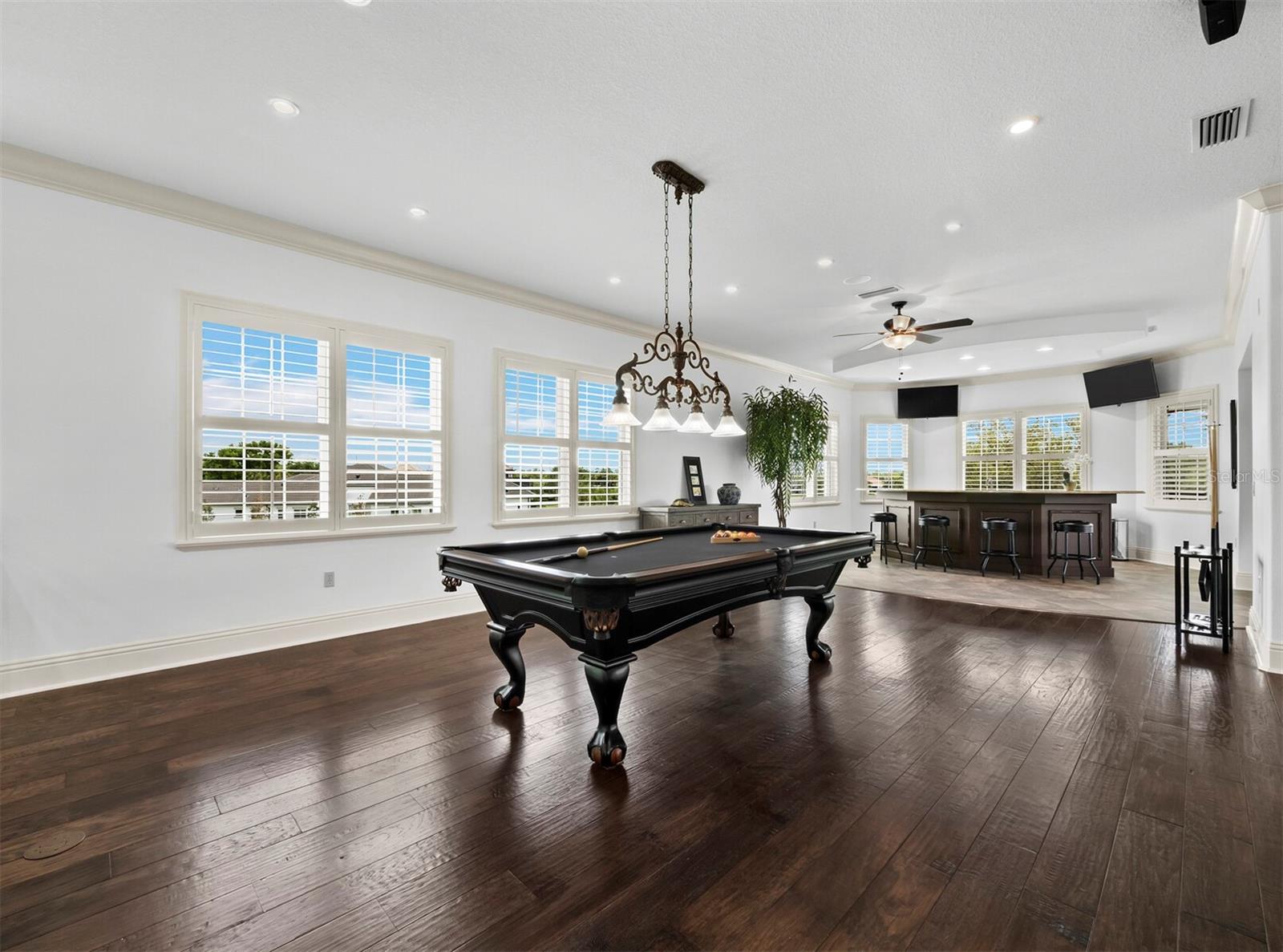 FOUNDERS CLUB - Residential