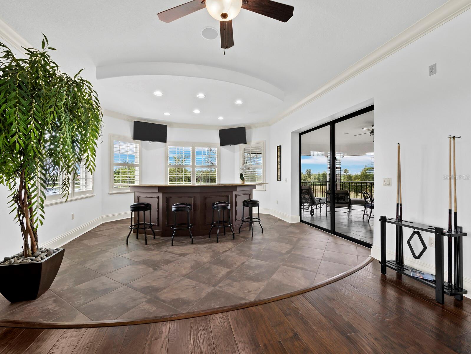 FOUNDERS CLUB - Residential