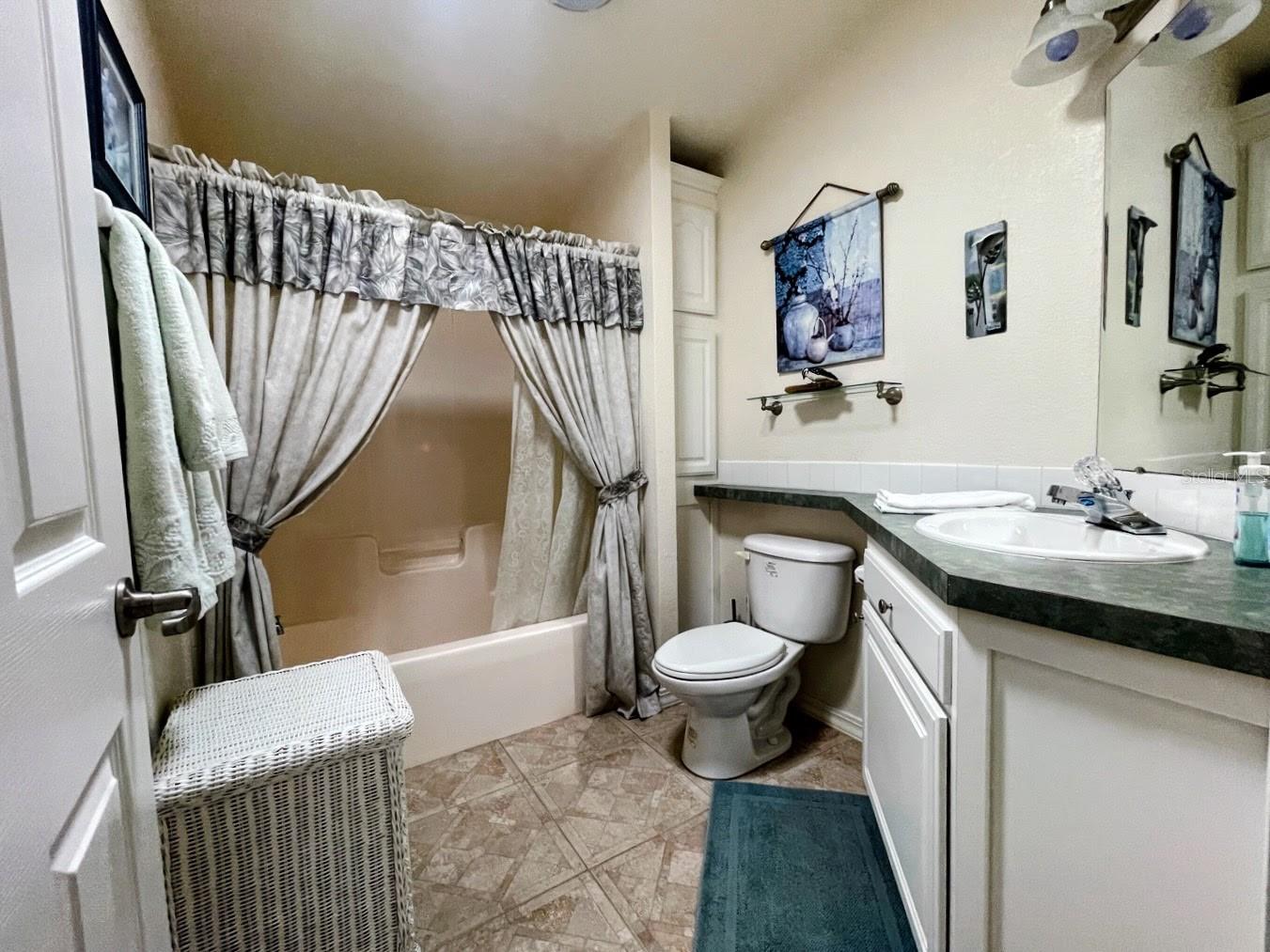 COUNTRY CLUB ESTATES - Residential