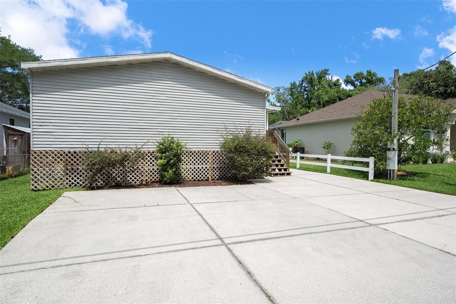 WEEKI WACHEE RIVER RETREATS - Residential Lease