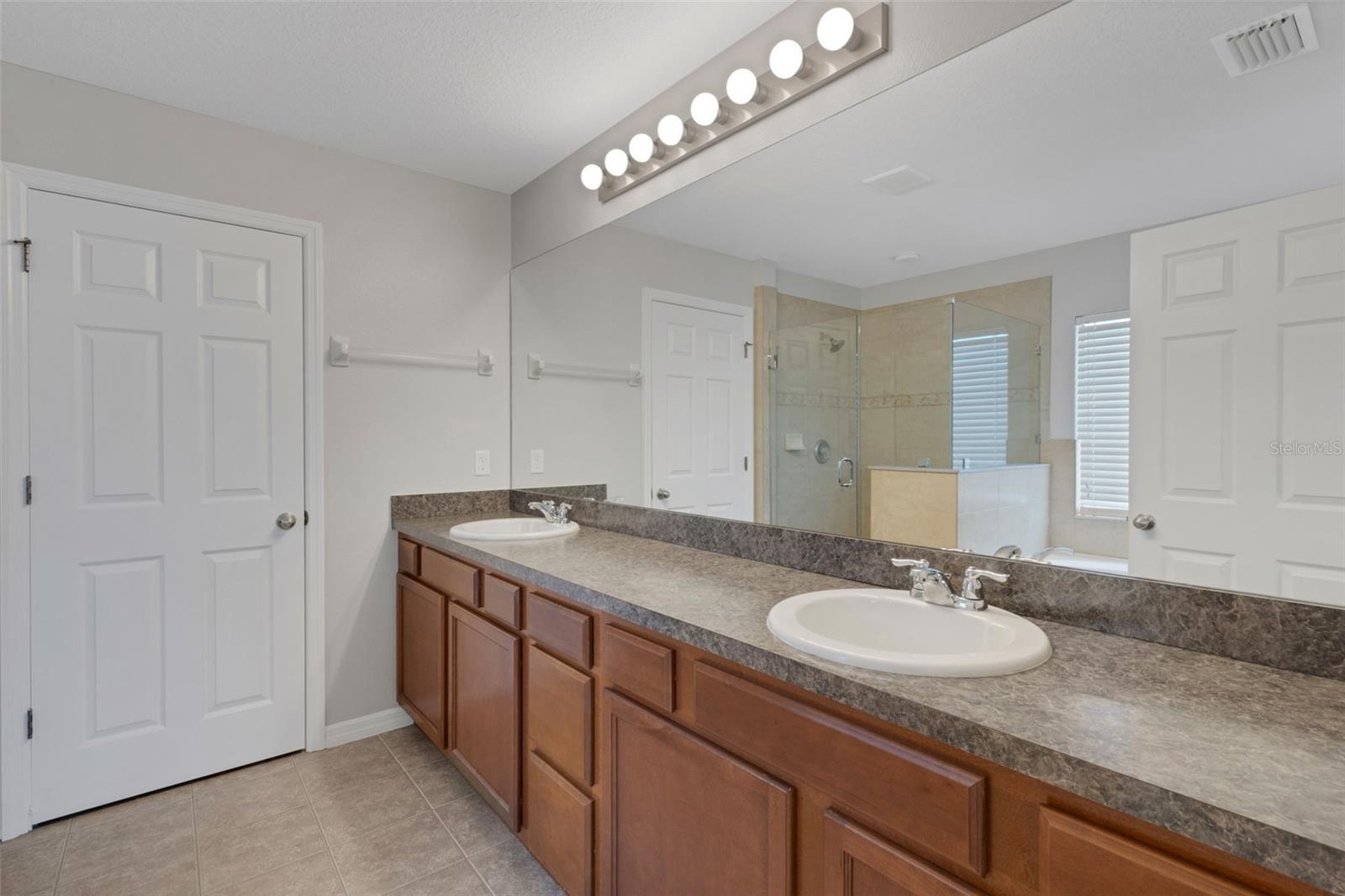 OAK LANDING - Residential