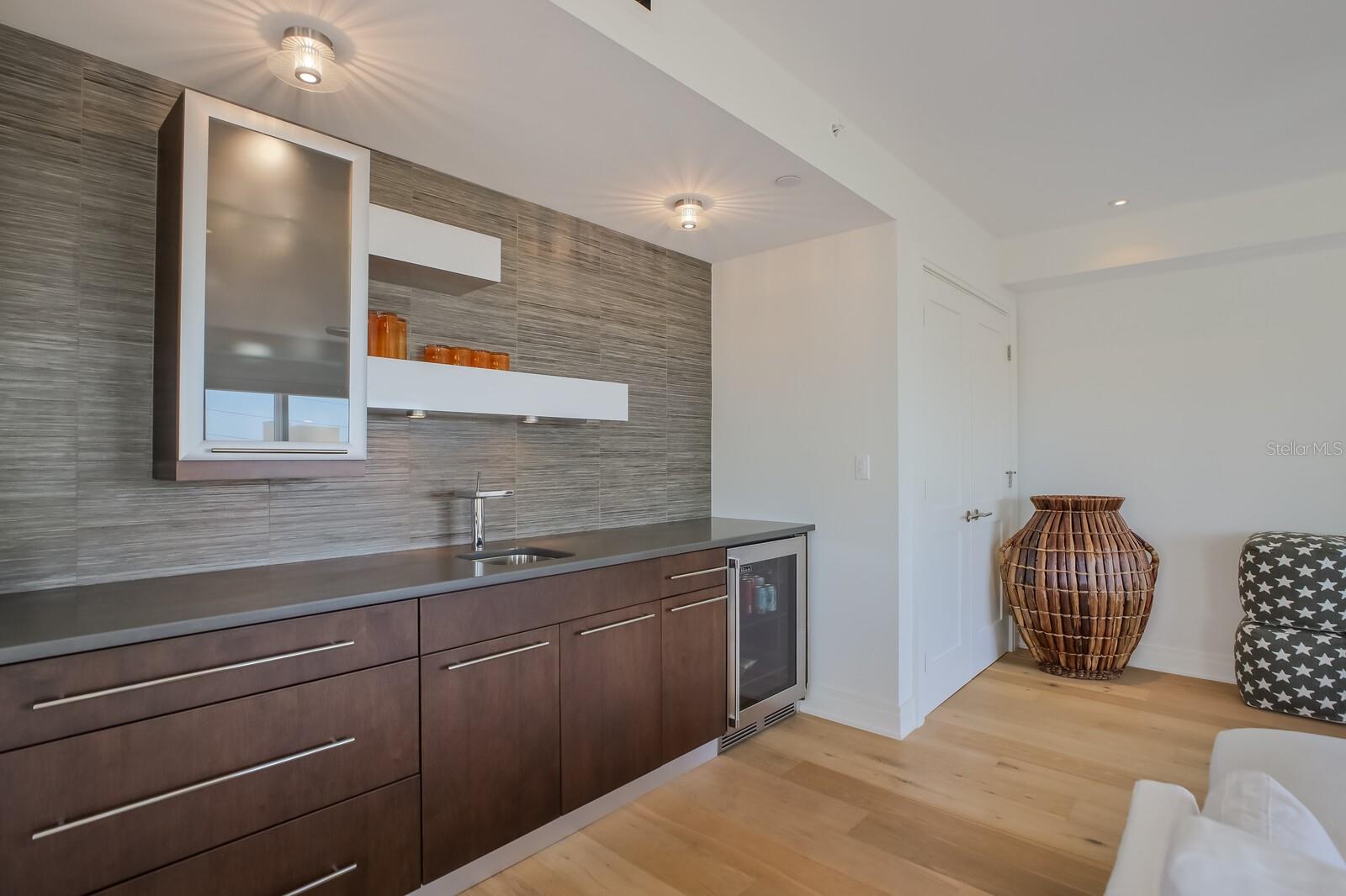 SIESTA BEACH VILLAS - Residential