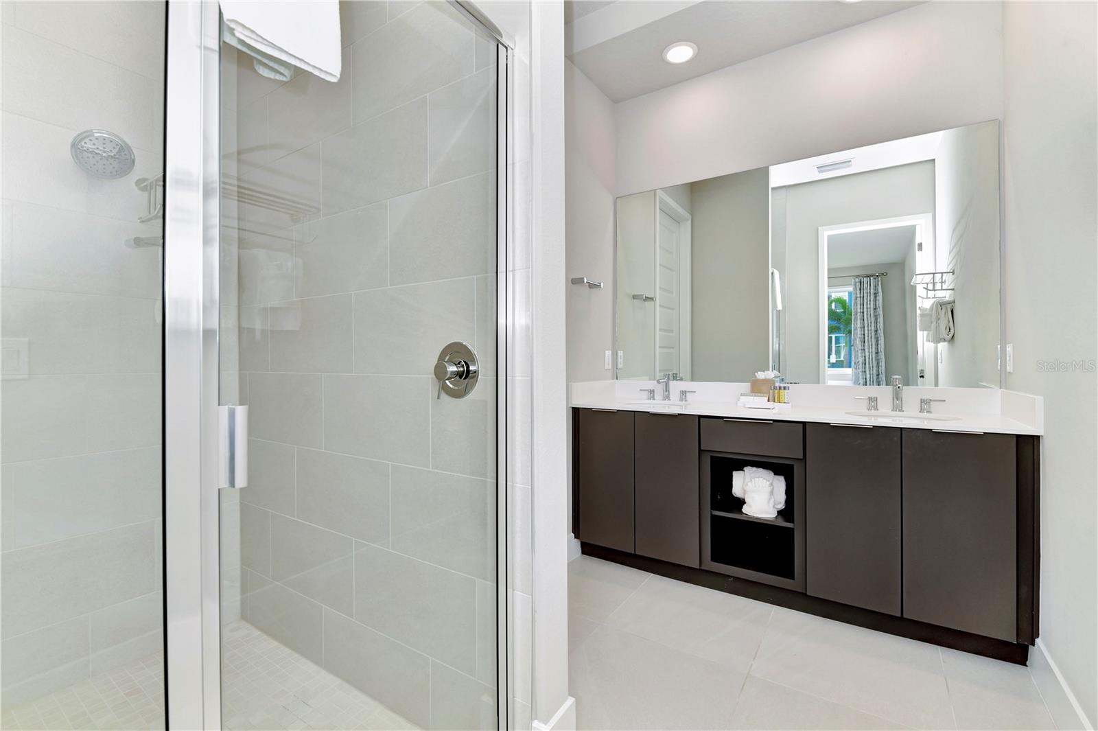 SPECTRUM AT REUNION CONDO PH 2A OR 5776/2995 UNIT - Residential Lease