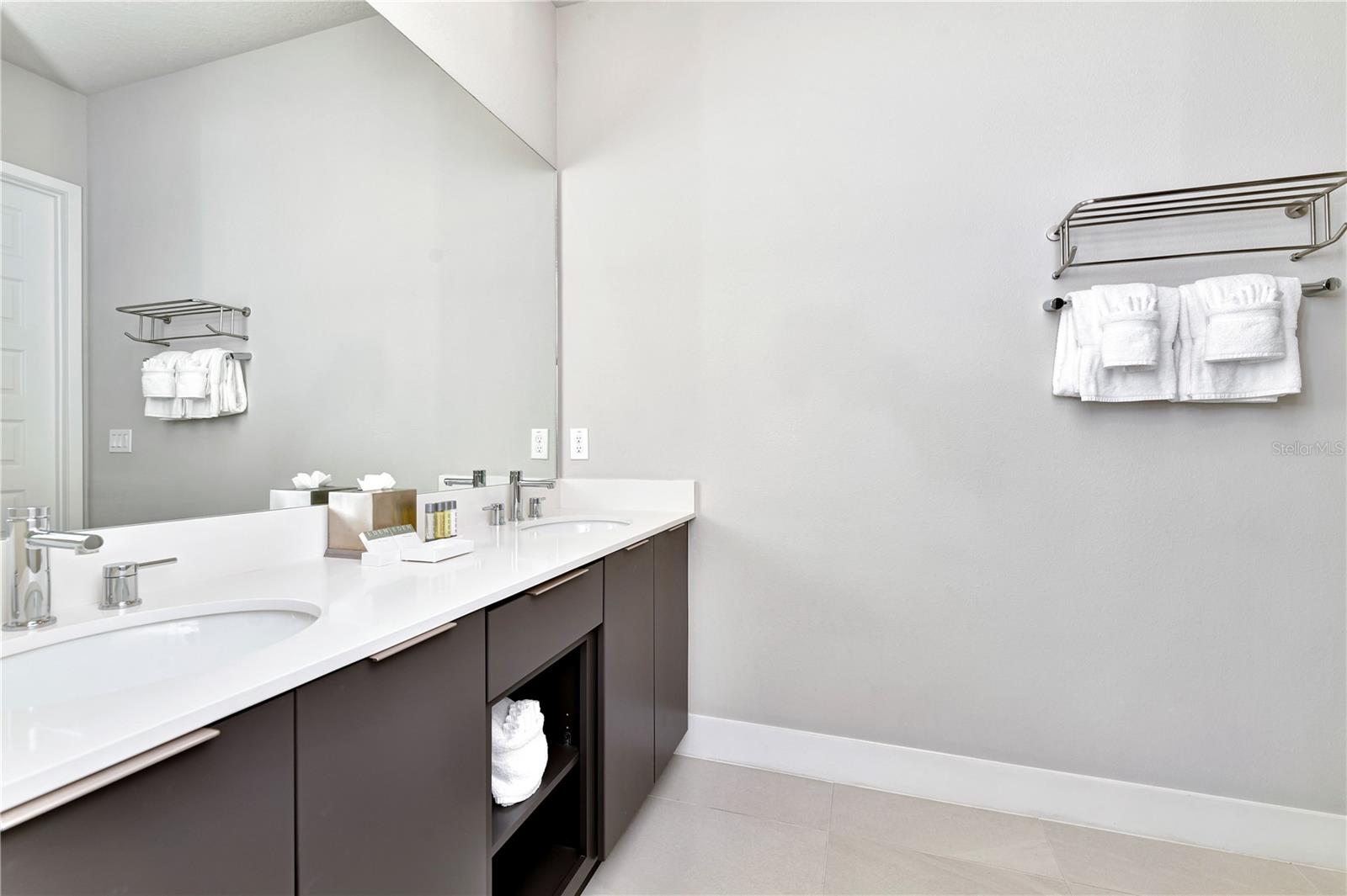 SPECTRUM AT REUNION CONDO PH 2A OR 5776/2995 UNIT - Residential Lease