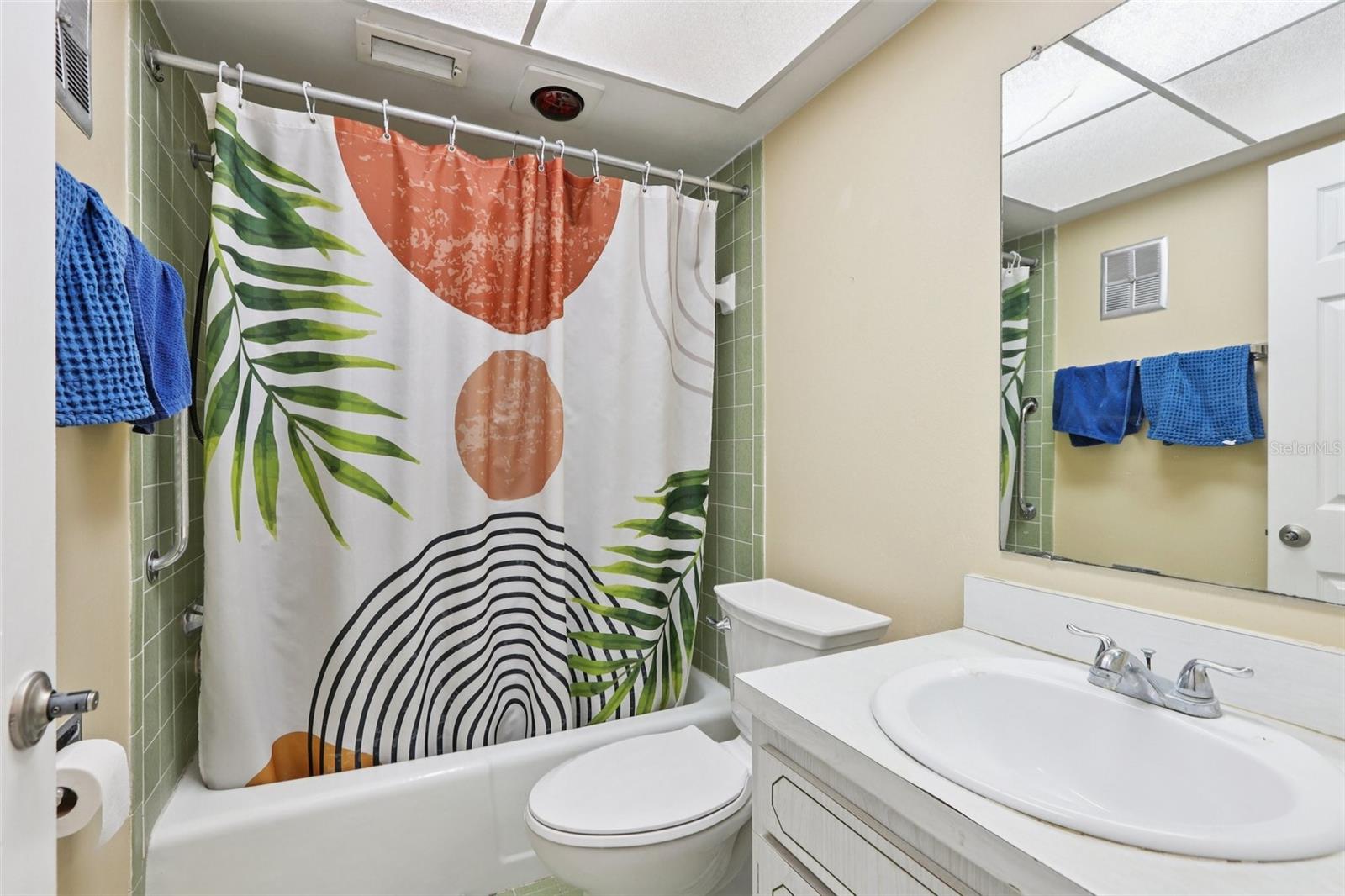 CHALET-ON-THE-LAKE CONDO - Residential