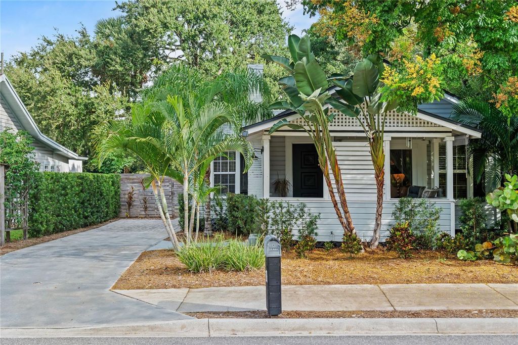 Photo of 137 E Grant Street, Orlando, FL 32806 (MLS # O6351093)