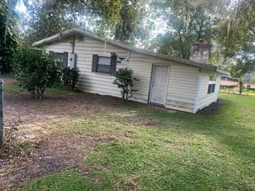 FIXER-UPPER - HANDY MAN SPECIAL.  LIVABLE BUT NEEDS TLC.  FULLY FENCED LOT - CLOSE TO EVERYTHING - INCLUDING THE VILLAGES.  HUGE SCREEN FRONT PORCH FOR YOUR EVENING ENJOYMENT. LOTS OF CHARM IN A SMALL COMMUNTY SETTING.  LARGE OUT BUILDING FOR ALL YOUR  PROJECTS WITH 220 WIRING.  LARGE GRAN DADDY OAKS - LOTS OF SHADE.   WOULD MADE A GREAT INCOME PROPERTY.  CASH BUYERS ONLY.  SELLER IS REPLACING THE SEPIC TANK AND DRAIN FIELD, SEPTIC SYSTEM WILL BE ALL NEW!!!