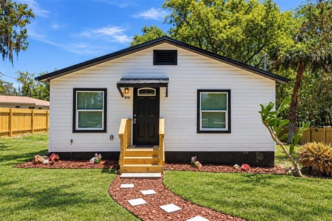 Photo of 816 Woodland Avenue, Leesburg, FL 34748 (MLS # G5118093)
