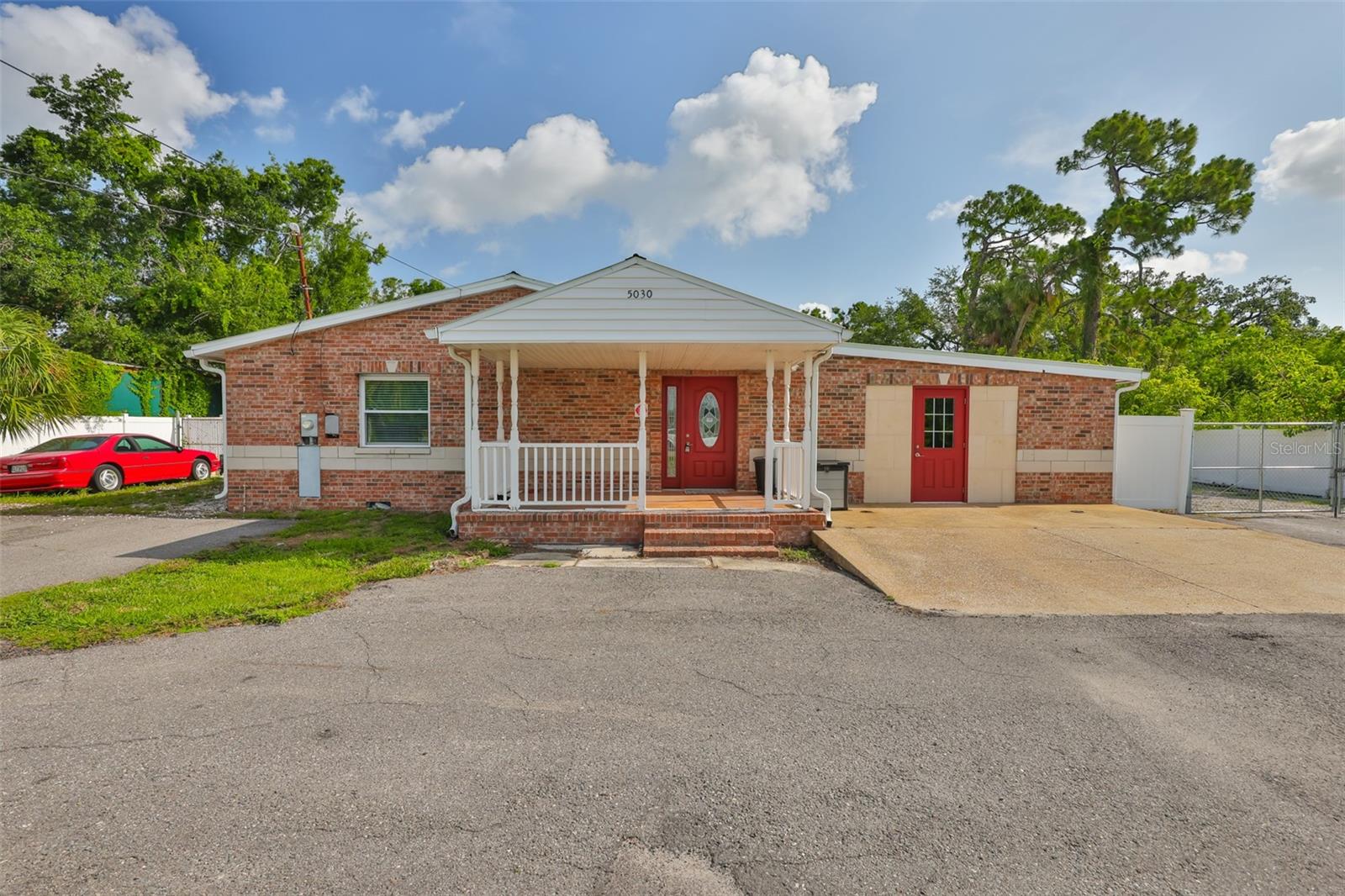 Great opportunity for many types of businesses. Building is in excellent condition with multiple offices, 3 bathrooms, kitchen area plus additional NEW 1200 square foot air-conditioned metal garage. This is close to the Port.