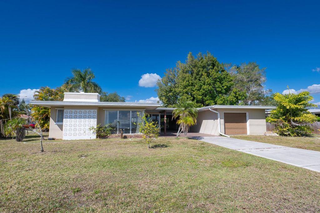 Photo of 410 W Charlotte Avenue, Punta Gorda, FL 33950 (MLS # C7520603)