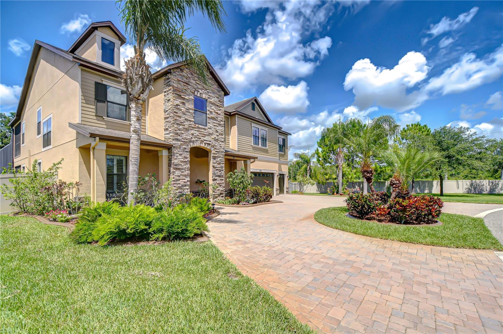 2566 LAKE MANOR DRIVE