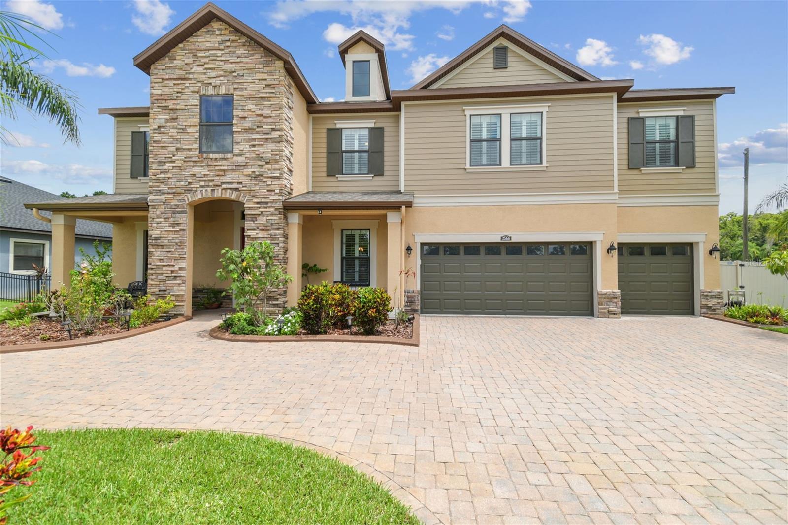 2566 LAKE MANOR DRIVE