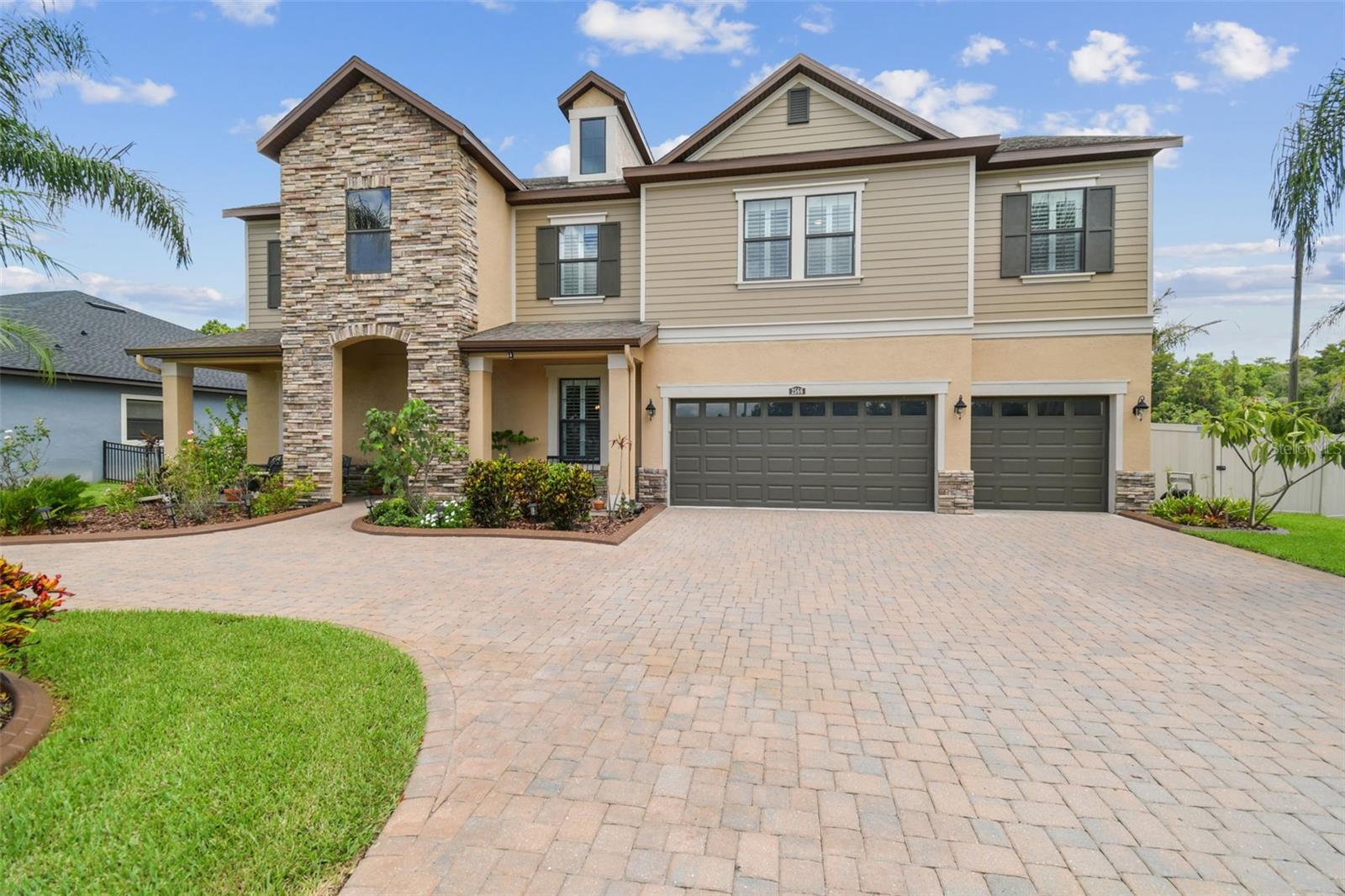 2566 LAKE MANOR DRIVE
