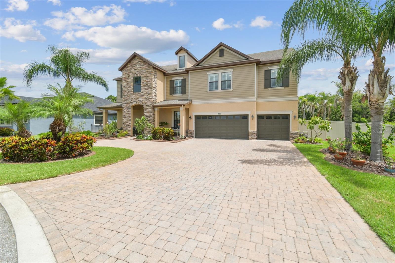 2566 LAKE MANOR DRIVE