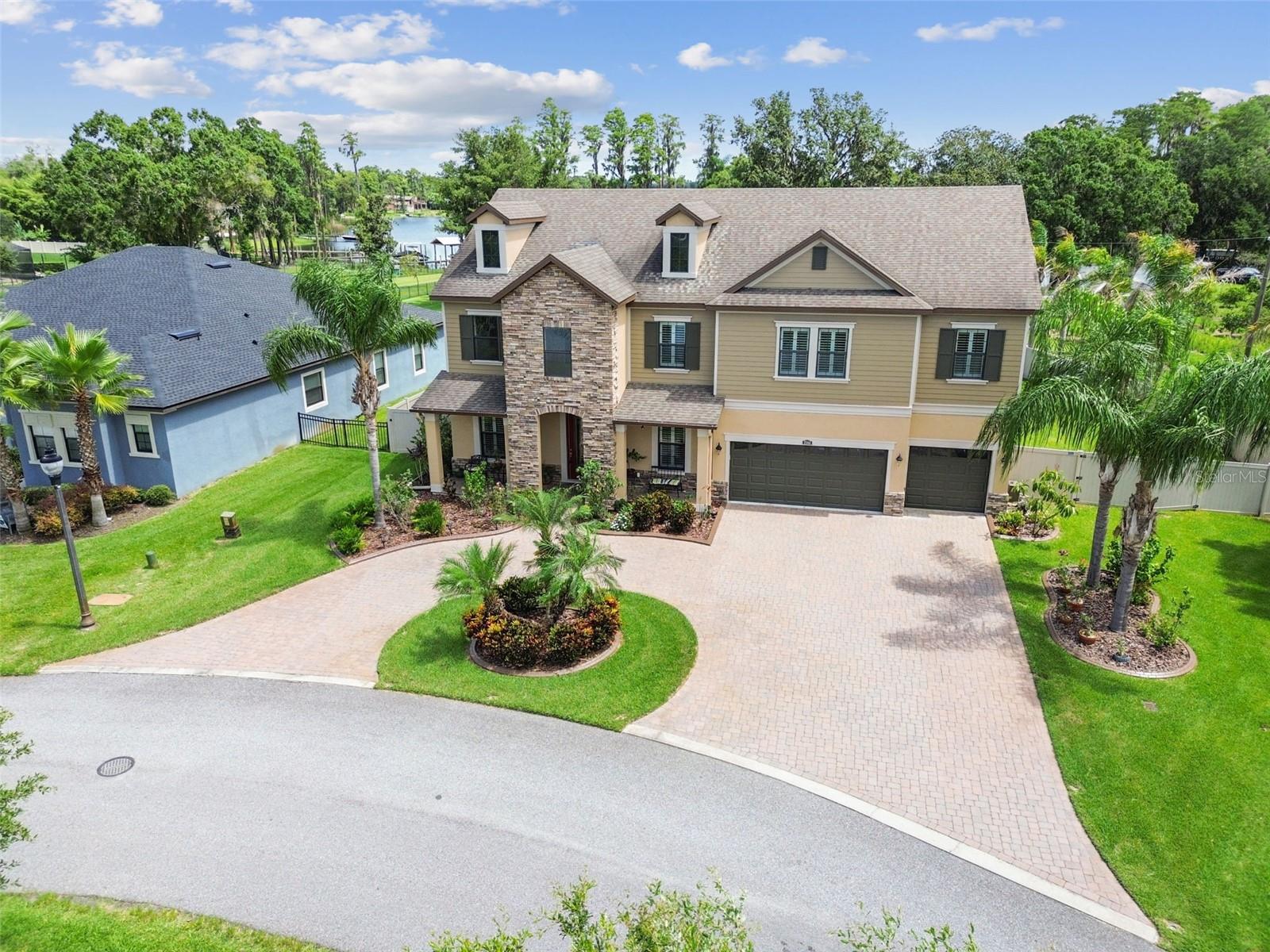 2566 LAKE MANOR DRIVE