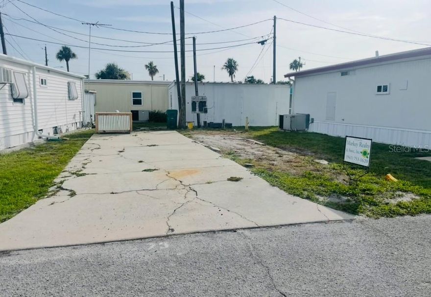 Great water front park along the Manatee River. Great site for an RV, 5th Wheel, or toy hauler.  This lot will fit up to a 40ft rig.  Great location, steps to heated pool.  Very nice community with community boat ramp, kayak launch, shuffle board courts, trailer storage area and community coin opperated laundry area. Jet Park is centrally located with restaurants, shopping and activities within minutes. Minutres from I-75.