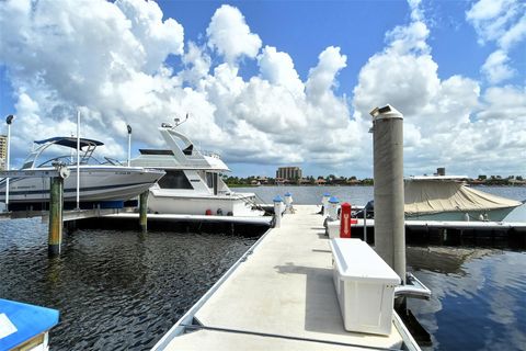 A home in PALMETTO