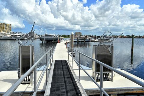 A home in PALMETTO