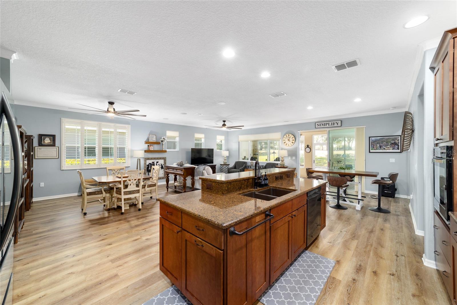 ON TOP OF THE WORLD - Residential