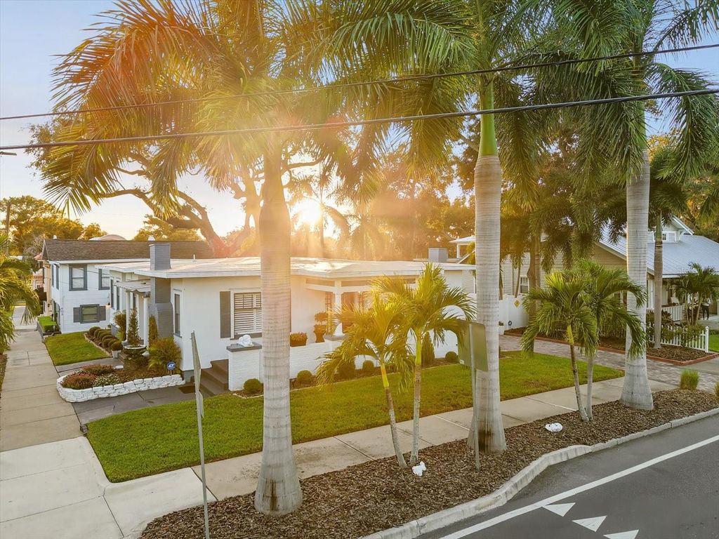 Photo of 2402 N Ridgewood Avenue, Tampa, FL 33602 (MLS # TB8440288)