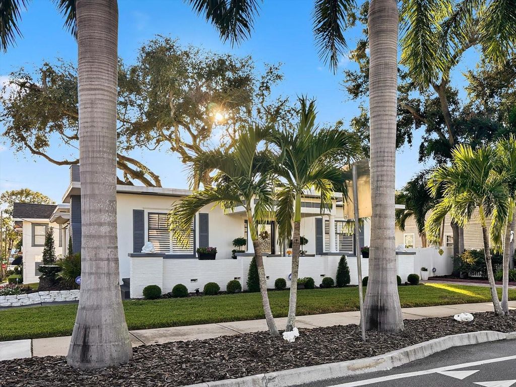 Photo of 2402 N Ridgewood Avenue, Tampa, FL 33602 (MLS # TB8440288)