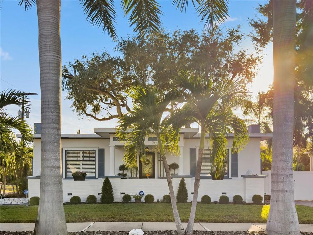 Photo of 2402 N Ridgewood Avenue, Tampa, FL 33602 (MLS # TB8440288)