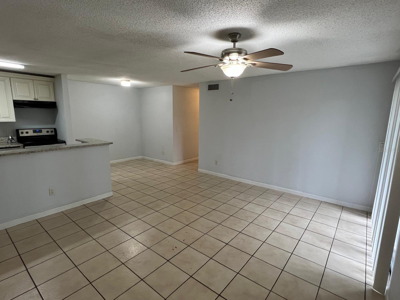 LAKEVIEW CONDO 05 - Residential Lease