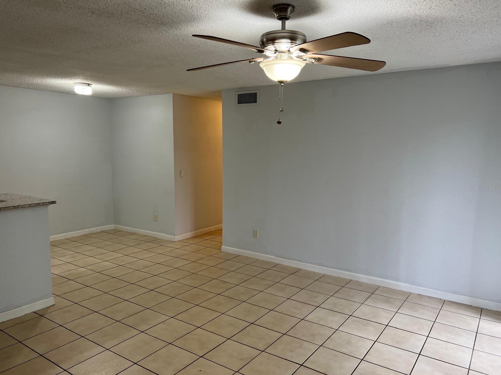 LAKEVIEW CONDO 05 - Residential Lease