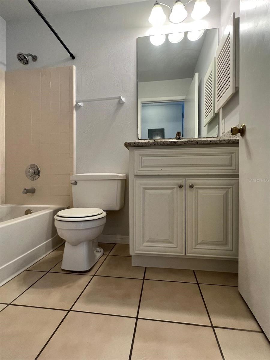 LAKEVIEW CONDO 05 - Residential Lease