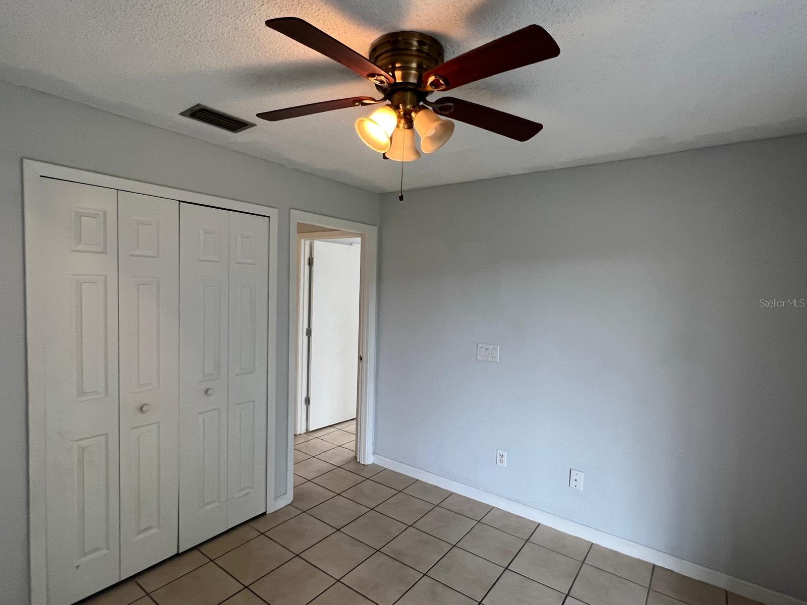 LAKEVIEW CONDO 05 - Residential Lease