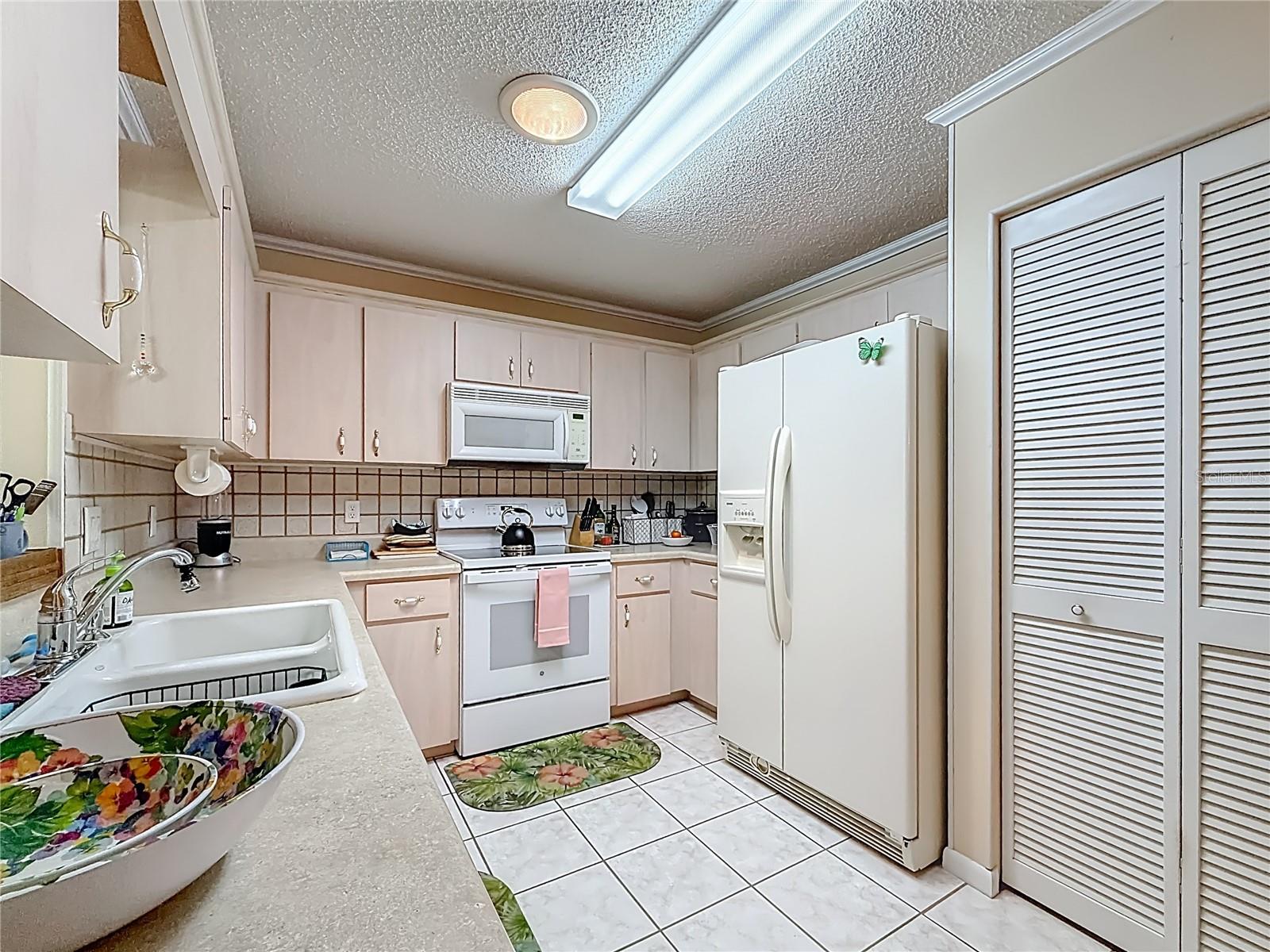 ON TOP/THE WORLD CENTRAL REPLA - Residential