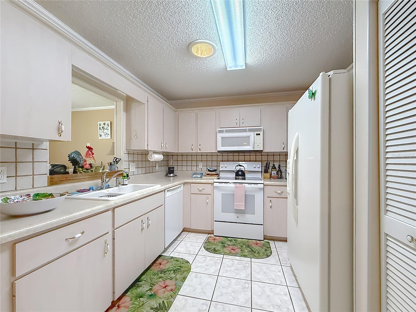 ON TOP/THE WORLD CENTRAL REPLA - Residential