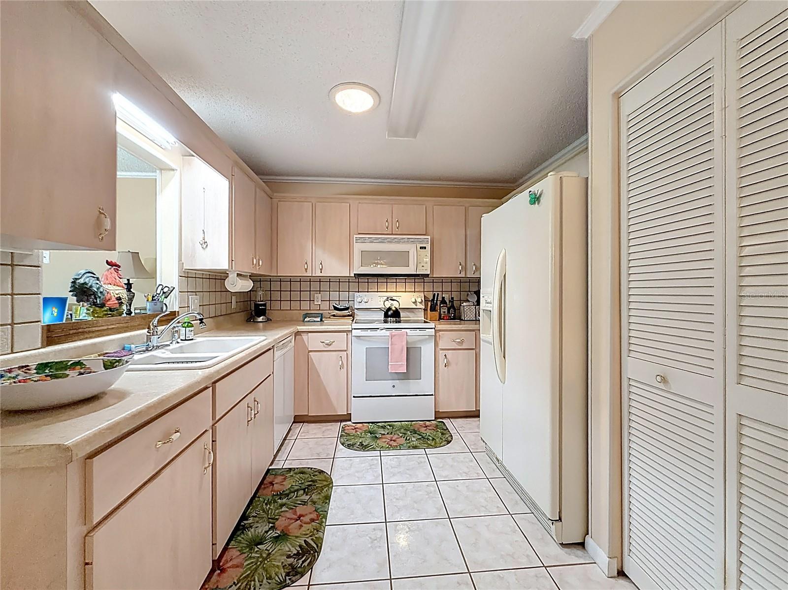 ON TOP/THE WORLD CENTRAL REPLA - Residential