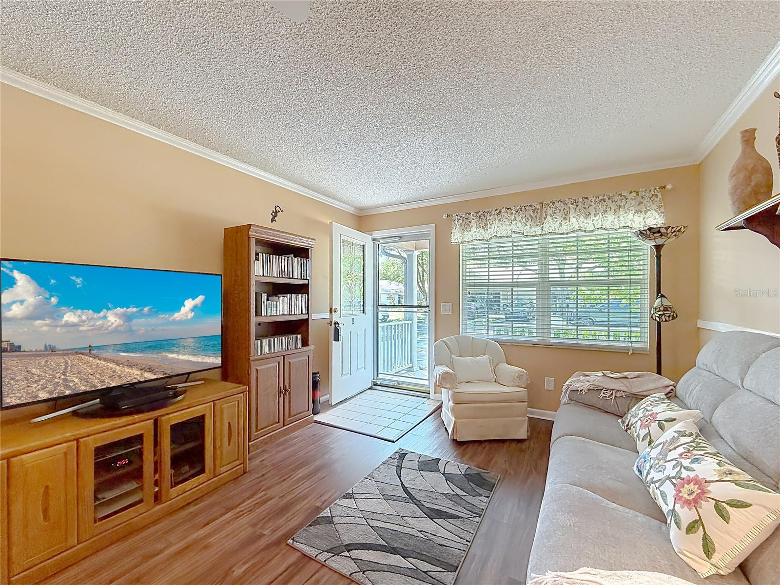 ON TOP/THE WORLD CENTRAL REPLA - Residential