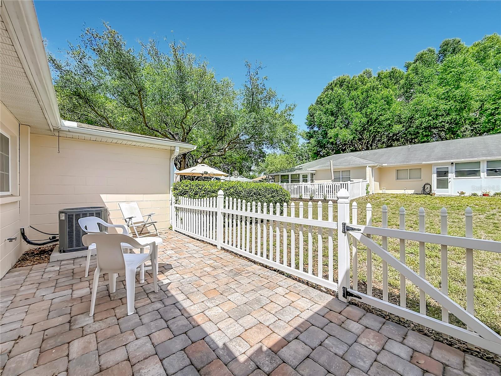 ON TOP/THE WORLD CENTRAL REPLA - Residential