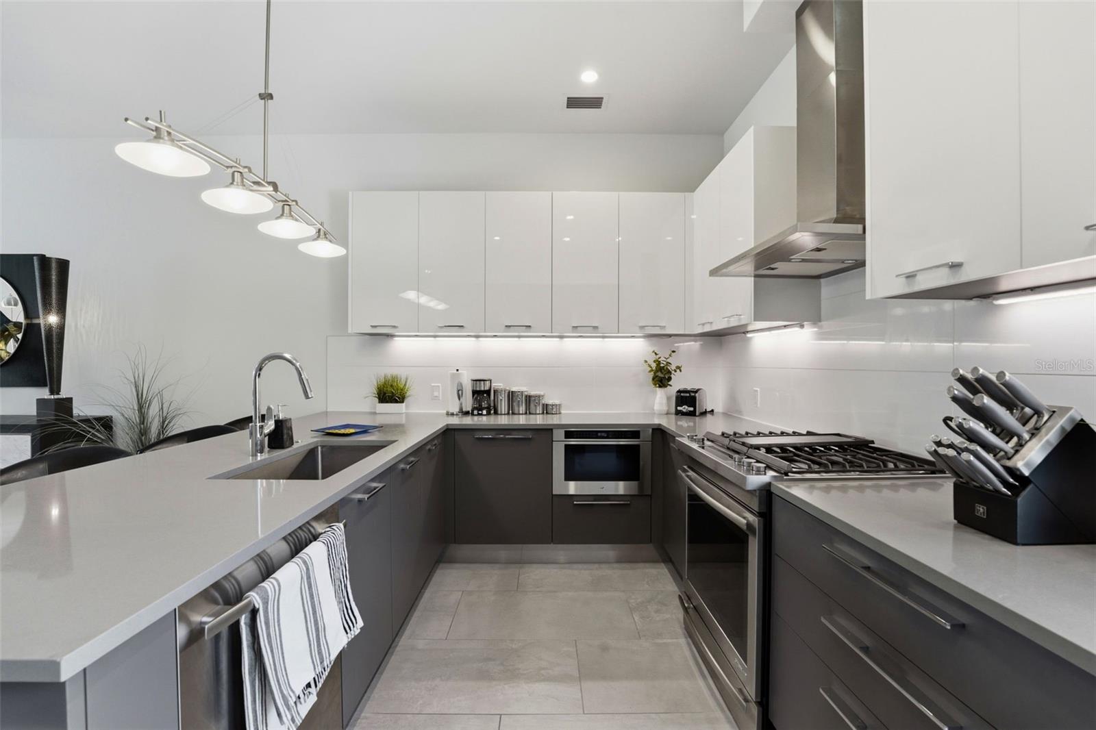 TOWNHOMES/ORANGE CLUB - Residential